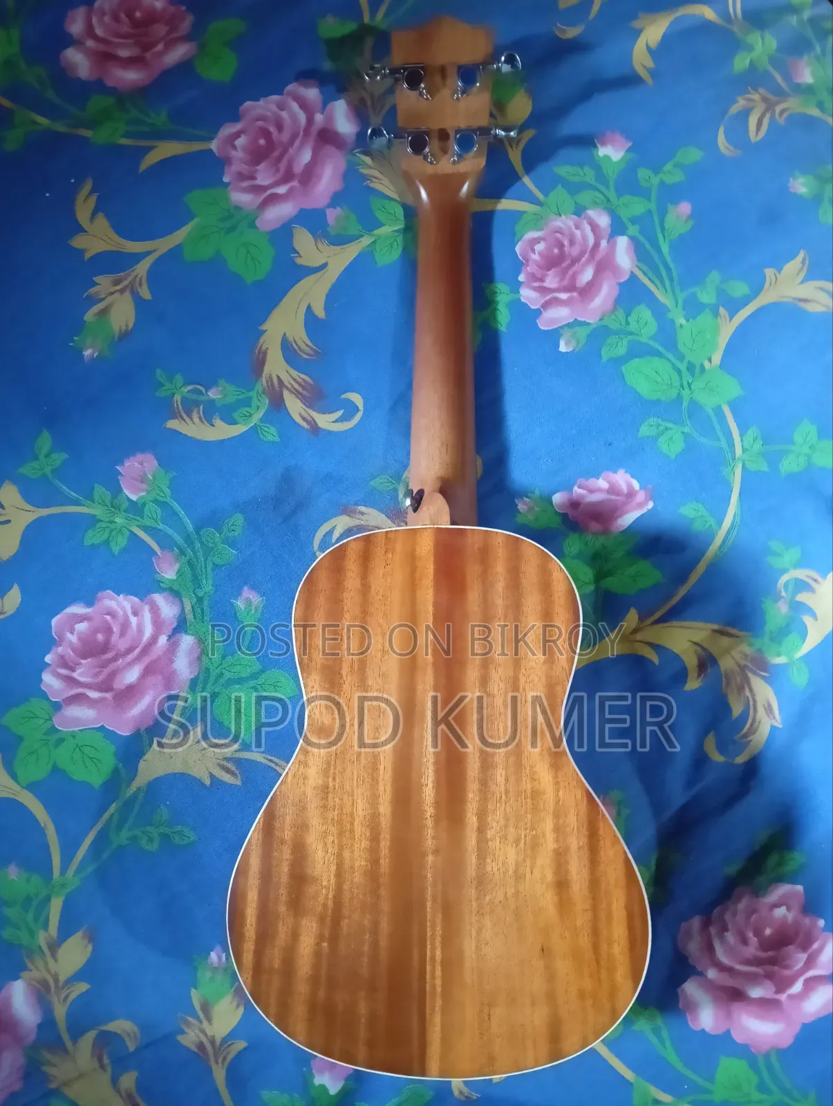 একটি ইউকিলেল ২৪ ইঞ্চি