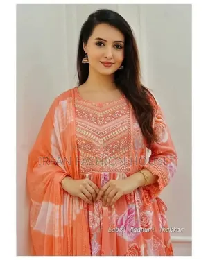 এমব্রয়ডারি কাজ করা