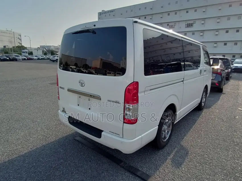 Toyota HiAce 2021 White