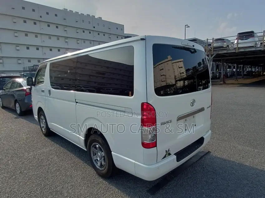 Toyota HiAce 2021 White