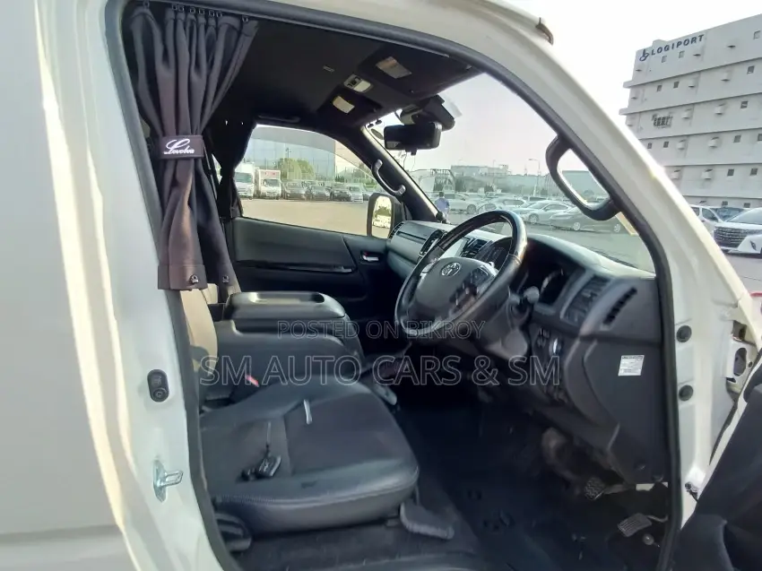 Toyota HiAce 2021 White