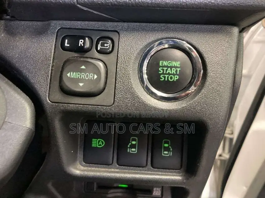 Toyota HiAce 2021 White