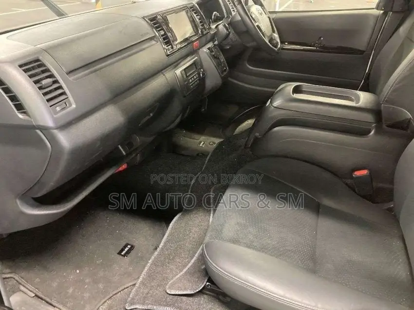 Toyota HiAce 2021 White