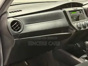 টয়োটা এক্সিও ২০২১ সাদা