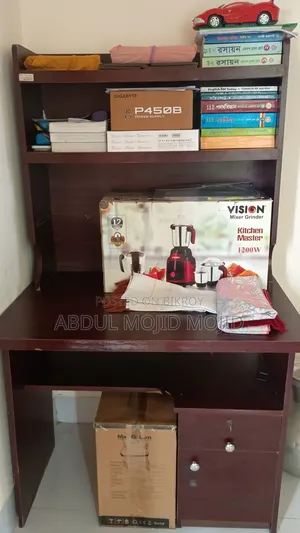 কম্পিউটার এবং পড়ার টেবিল