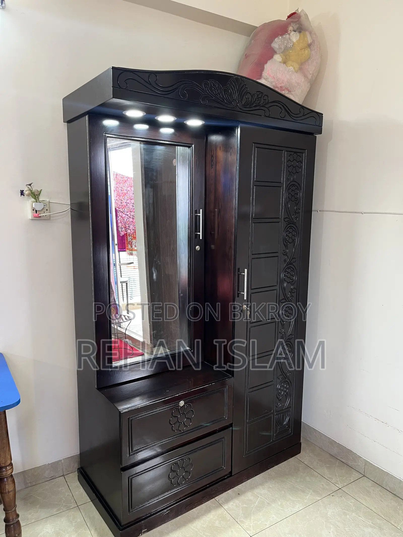 আলমারি বিক্রি করা হবে।