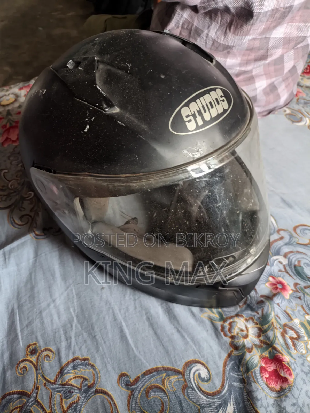 স্টাডস হেলমেট