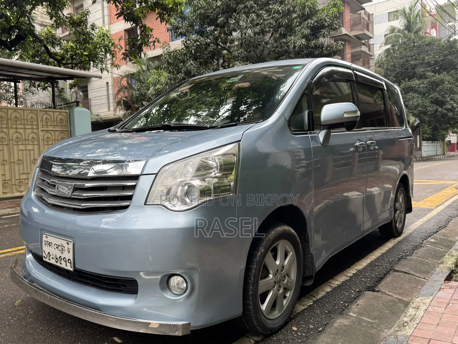 Toyota Noah 2.0 143hp AWD (8 Seater) 2011 Blue