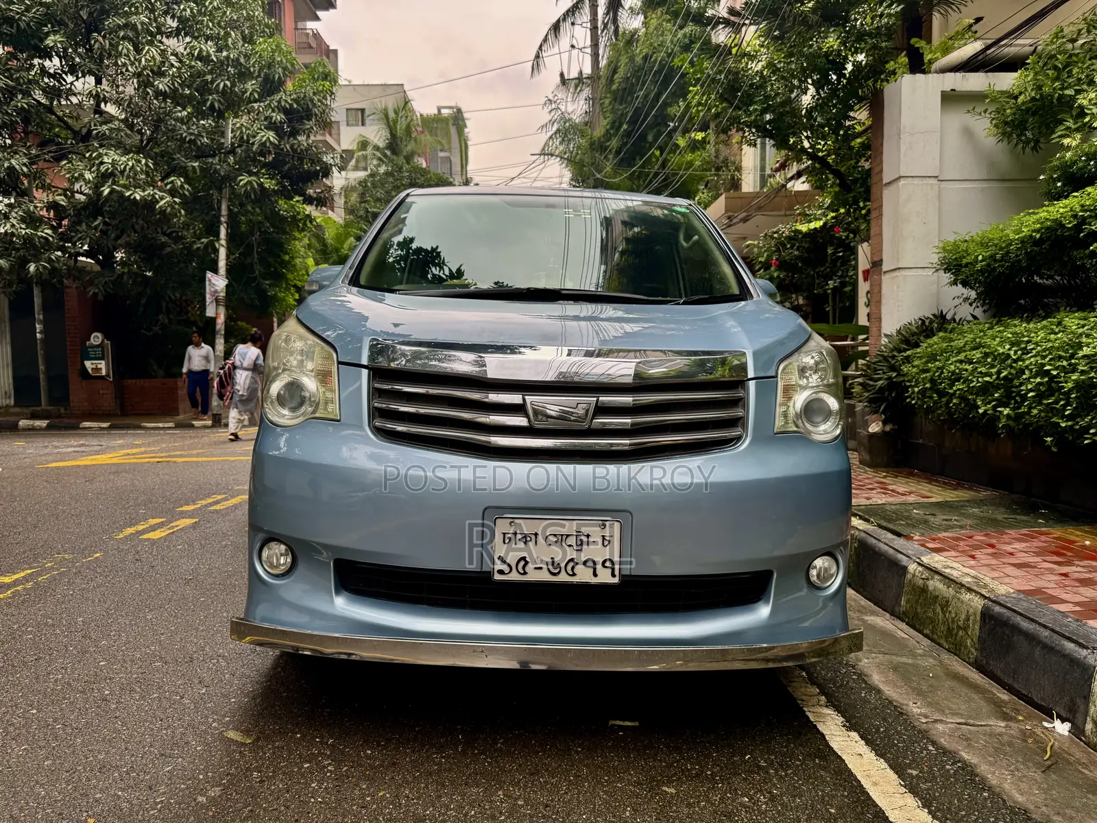 Toyota Noah 2.0 143hp AWD (8 Seater) 2011 Blue