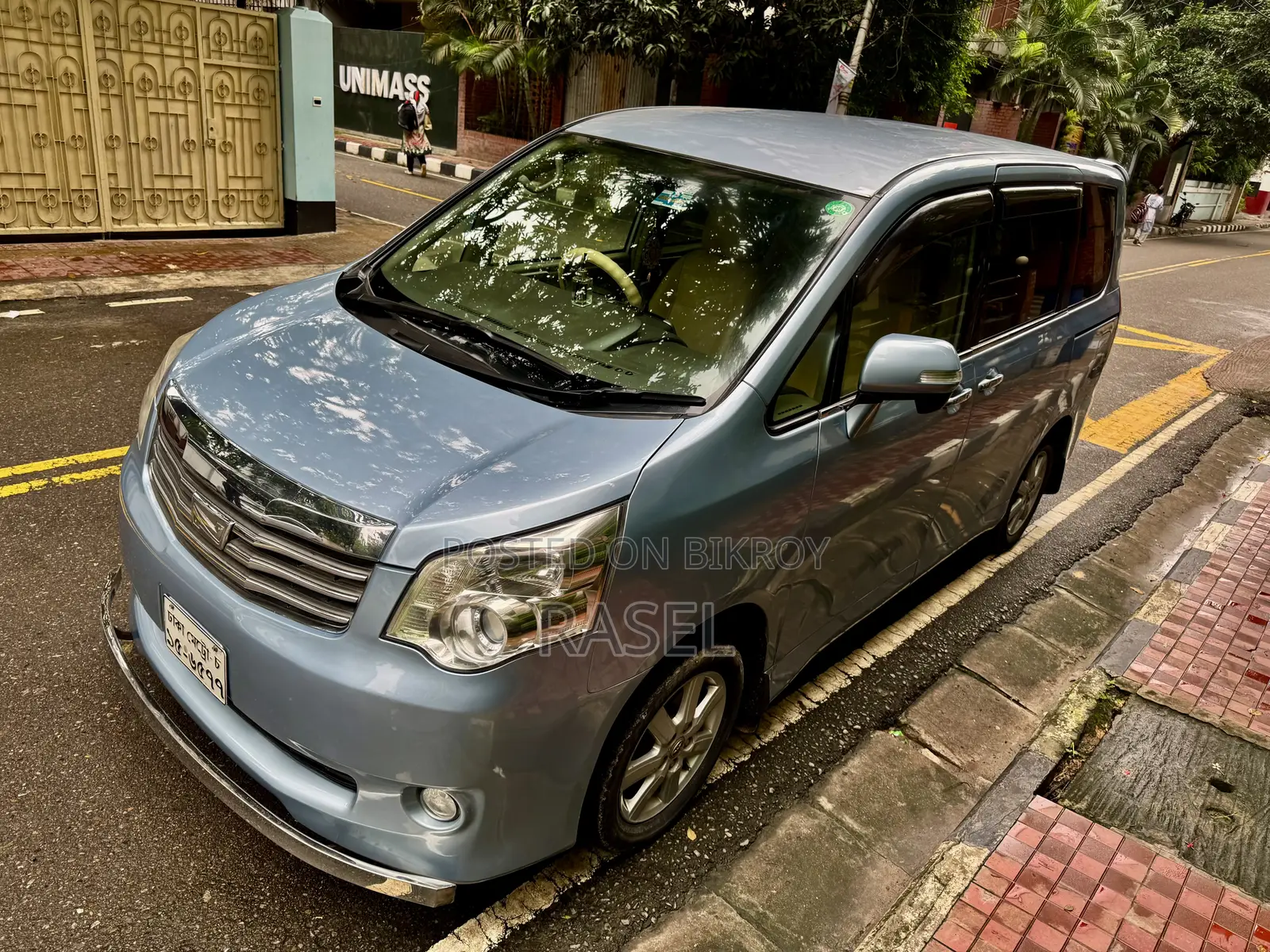 Toyota Noah 2.0 143hp AWD (8 Seater) 2011 Blue