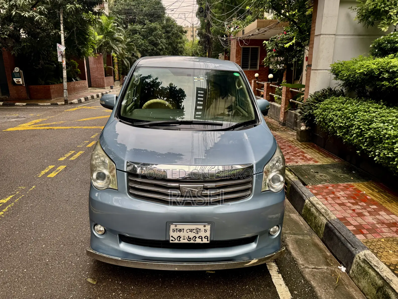 Toyota Noah 2.0 143hp AWD (8 Seater) 2011 Blue