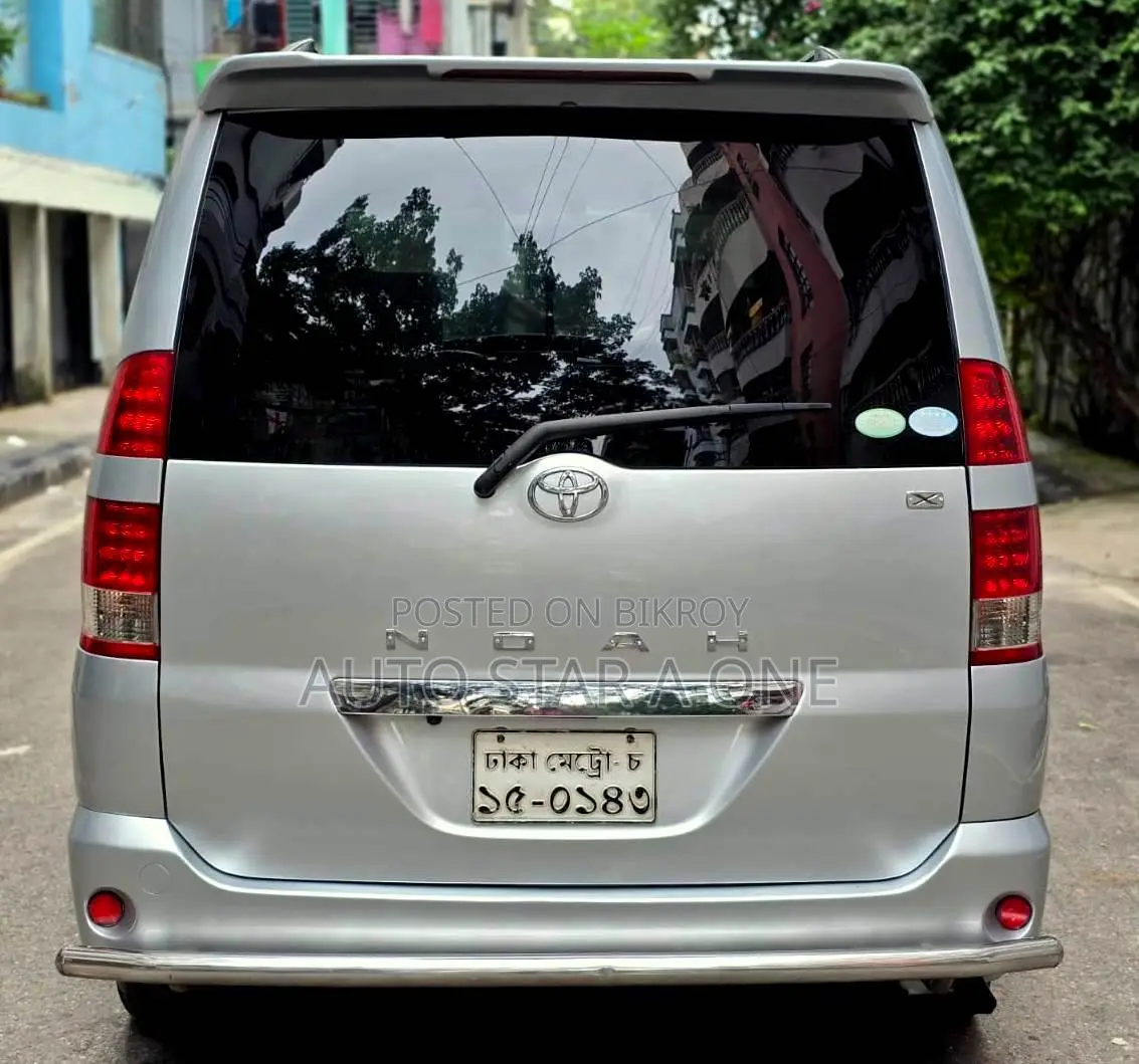 Toyota Noah 2.0 AWD (8 Seater) 2005 Silver