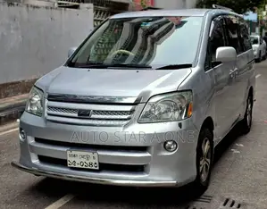 Toyota Noah 2.0 AWD (8 Seater) 2005 Silver