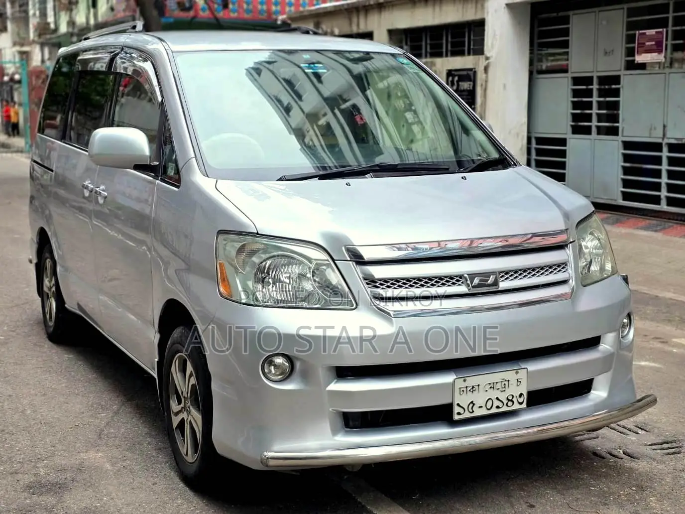 Toyota Noah 2.0 AWD (8 Seater) 2005 Silver