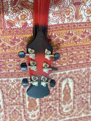 সুন্দর। আকর্ষণীয় গিটার