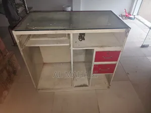 অফিস টেবিল