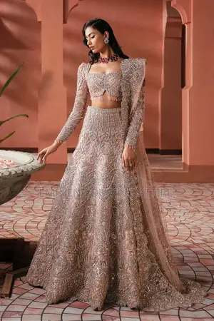 এমিনেন্ট কুইন্স অ্যাটায়ার