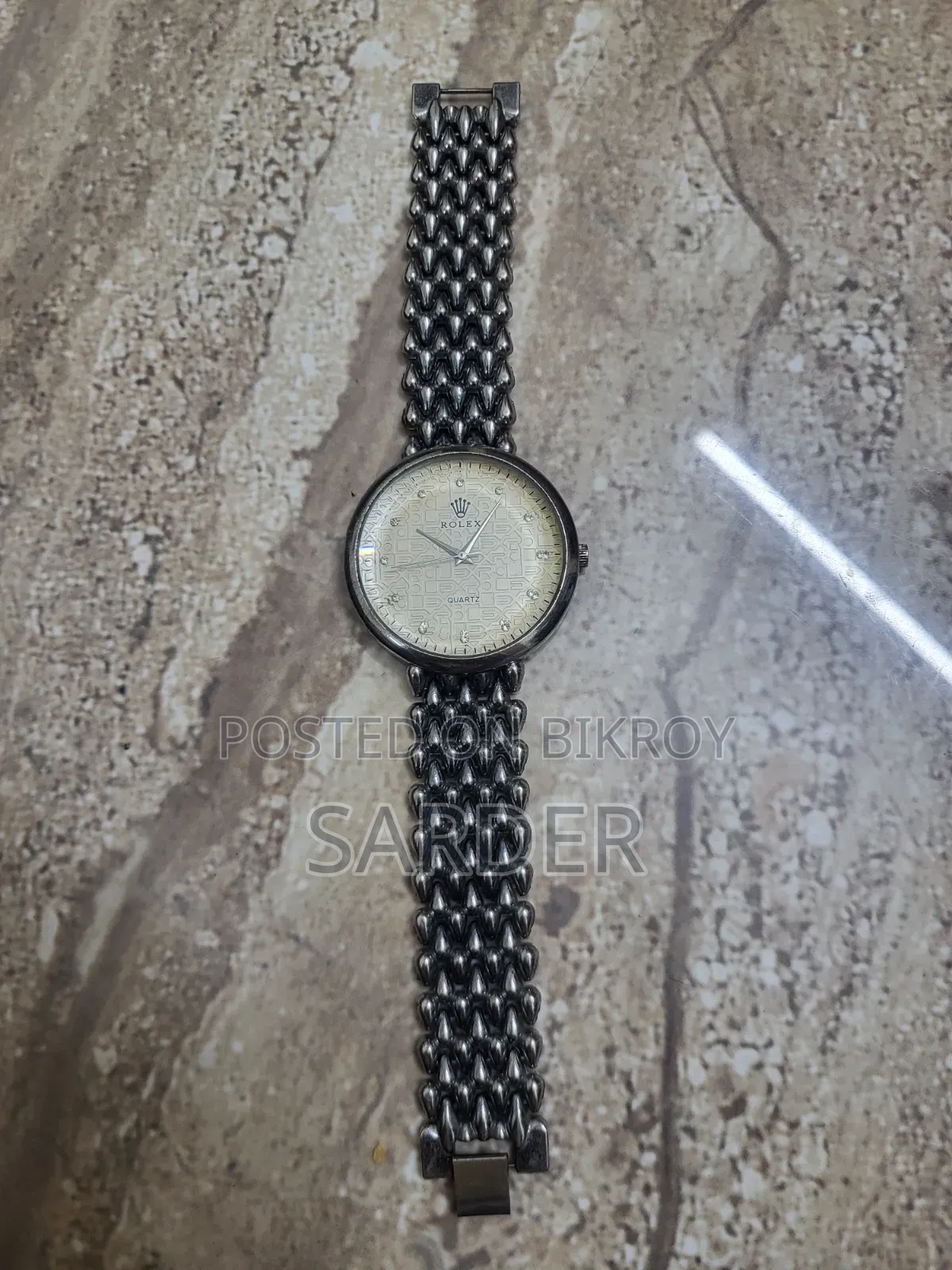 Classic and vintage look attractive Quartz watch for sale