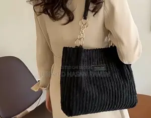 ক্রসবডি টোট ব্যাগ