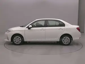 টয়োটা এক্সিও ২০২১ সাদা
