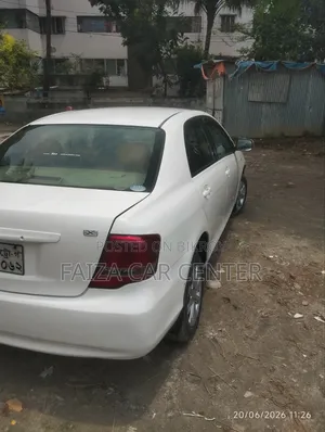 টয়োটা অ্যাক্সিও ২০১২ সাদা