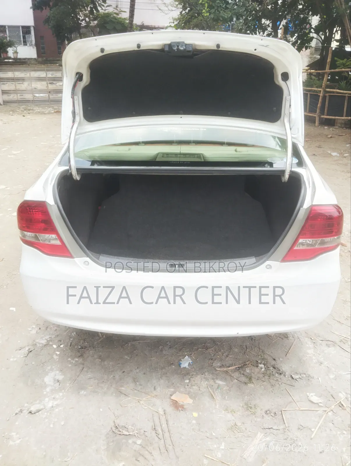 টয়োটা অ্যাক্সিও ২০১২ সাদা