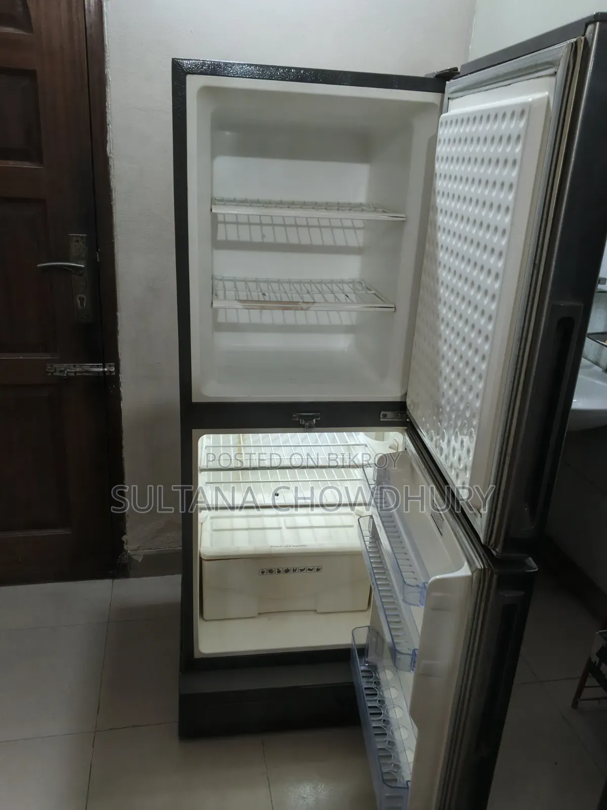 ওয়ালটন রেফ্রিজারেটর ১৭৬ লিটার (২১৩ লিটার গ্রস) – ৩.৫ বছর ব্যবহৃত