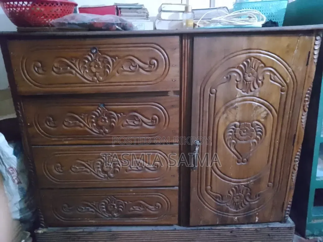 একটি পুরাতন ওয়ারড্রব বিক্রি করা হবে