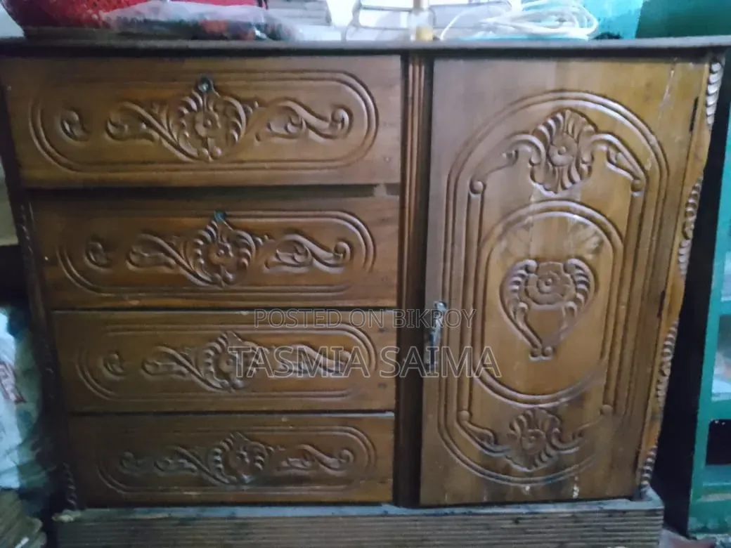 একটি পুরাতন ওয়ারড্রব বিক্রি করা হবে