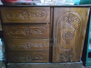 একটি পুরাতন ওয়ারড্রব বিক্রি করা হবে