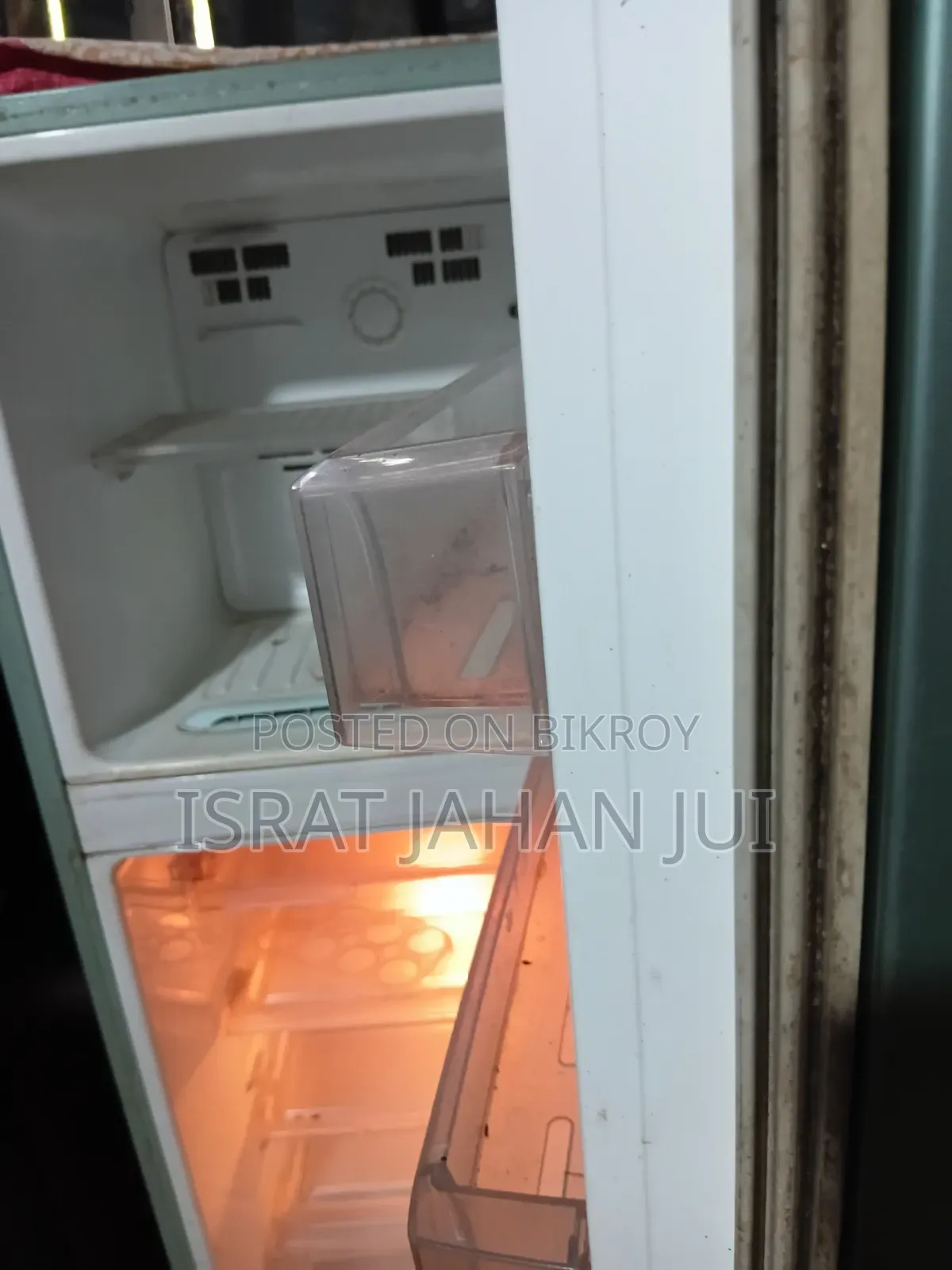একটি ফ্রিজ বিক্রি করা হবে।