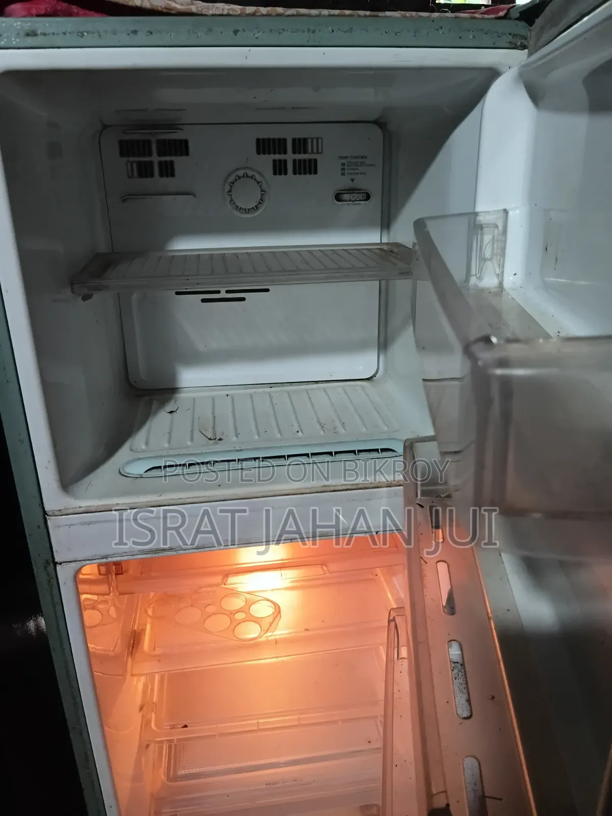 একটি ফ্রিজ বিক্রি করা হবে।