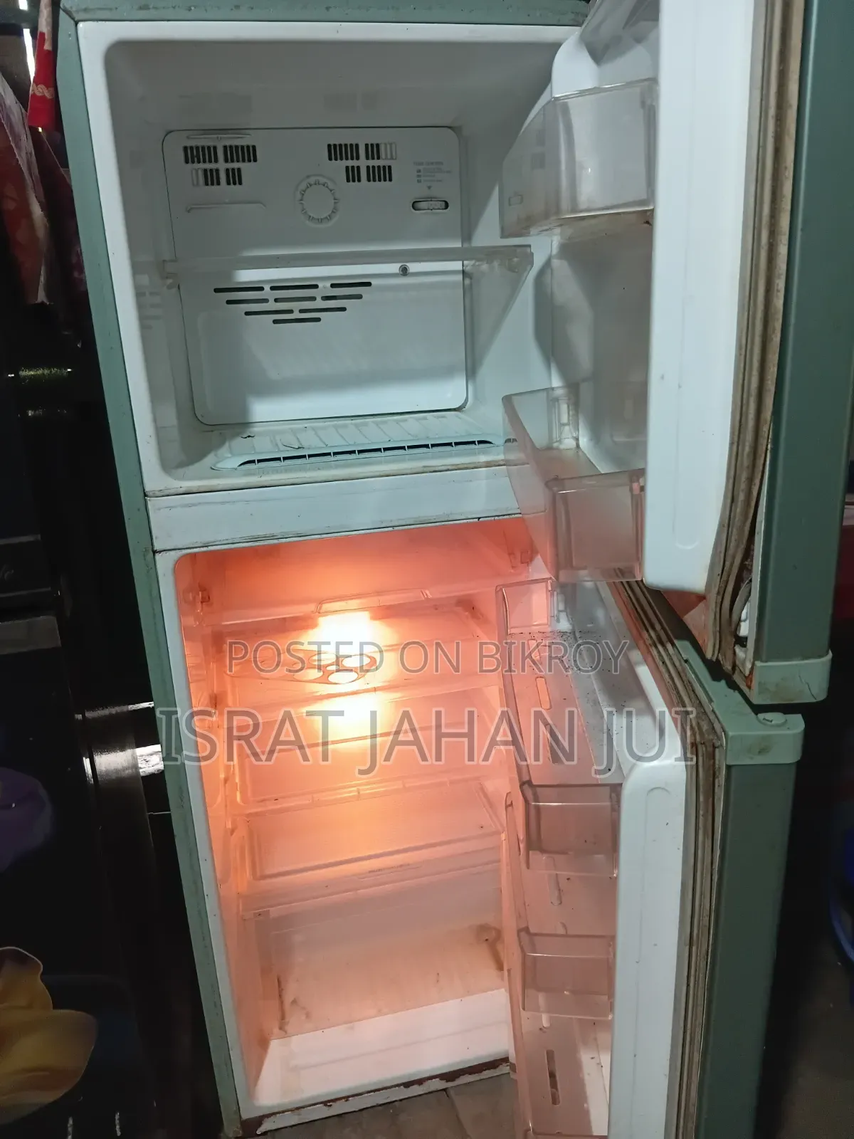 একটি ফ্রিজ বিক্রি করা হবে।