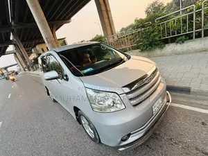 Toyota Noah 2.0 143hp AWD (7 Seater) 2010 Silver