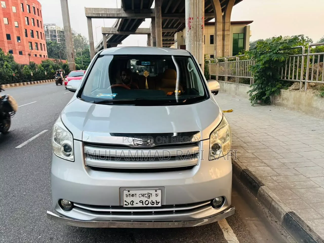 Toyota Noah 2.0 143hp AWD (7 Seater) 2010 Silver