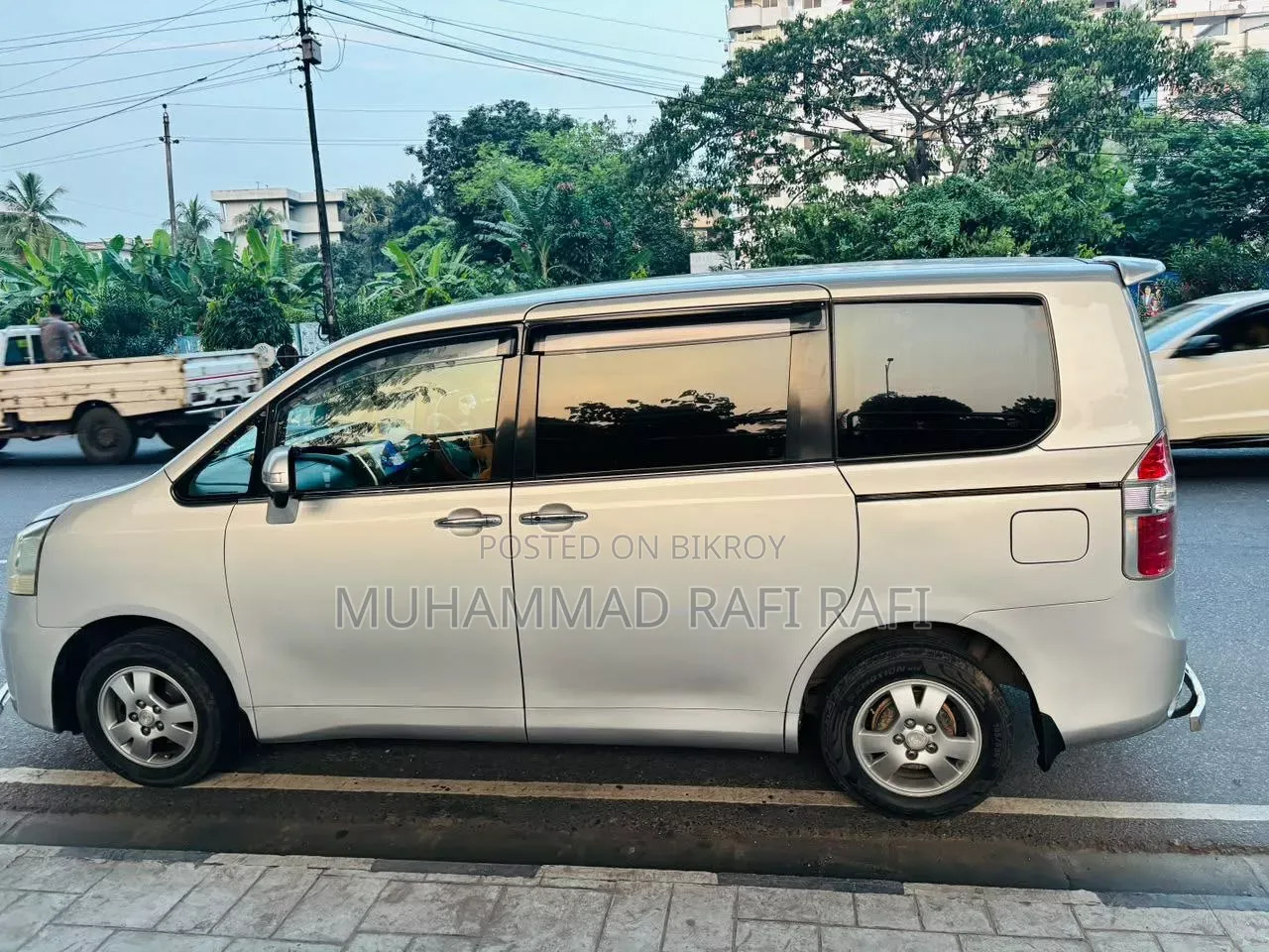 Toyota Noah 2.0 143hp AWD (7 Seater) 2010 Silver