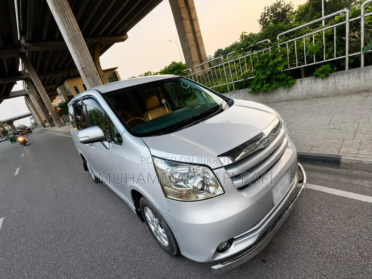 Toyota Noah 2.0 143hp AWD (7 Seater) 2010 Silver