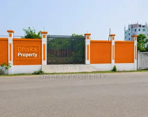 সেক্টর-১৫/সি-তে ৬০ ফুট জোড়া ৬ কাঠা পার্ক ইস্ট