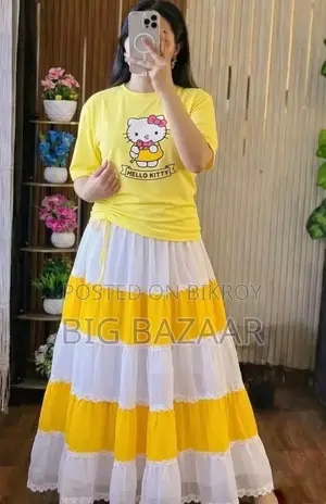 স্টাইলিশ স্কার্ট এবং টি-শার্ট সেট