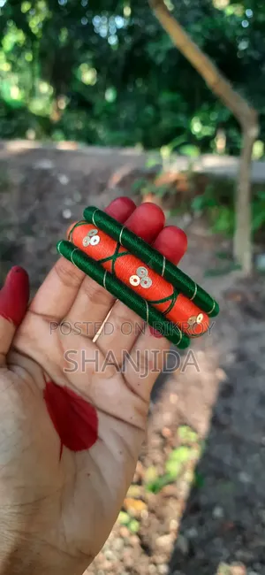 সুন্দর হাতে তৈরি সুতার চুড়ি