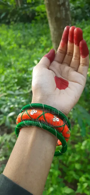 সুন্দর হাতে তৈরি সুতার চুড়ি
