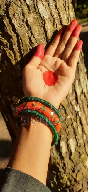 সুন্দর হাতে তৈরি সুতার চুড়ি