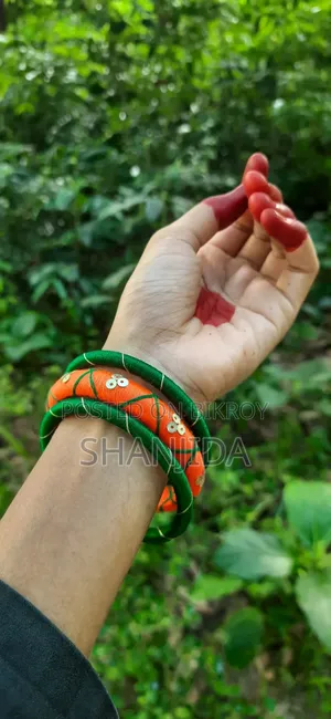 সুন্দর হাতে তৈরি সুতার চুড়ি