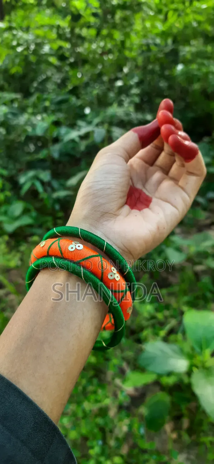 সুন্দর হাতে তৈরি সুতার চুড়ি