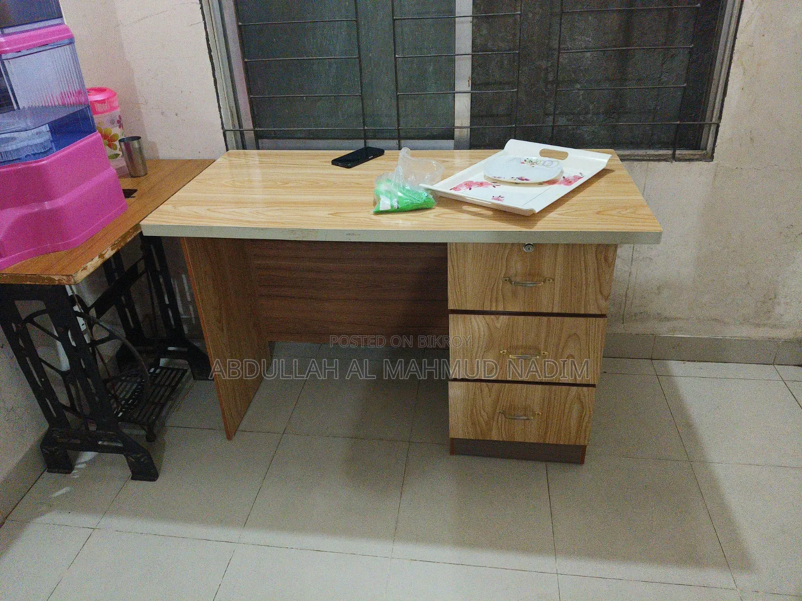 একদম নতুন টেবিল
