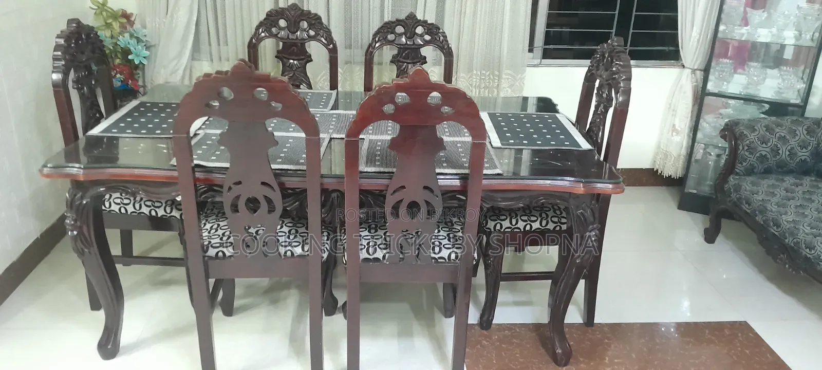 ডাইনিং টেবিল