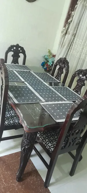 ডাইনিং টেবিল