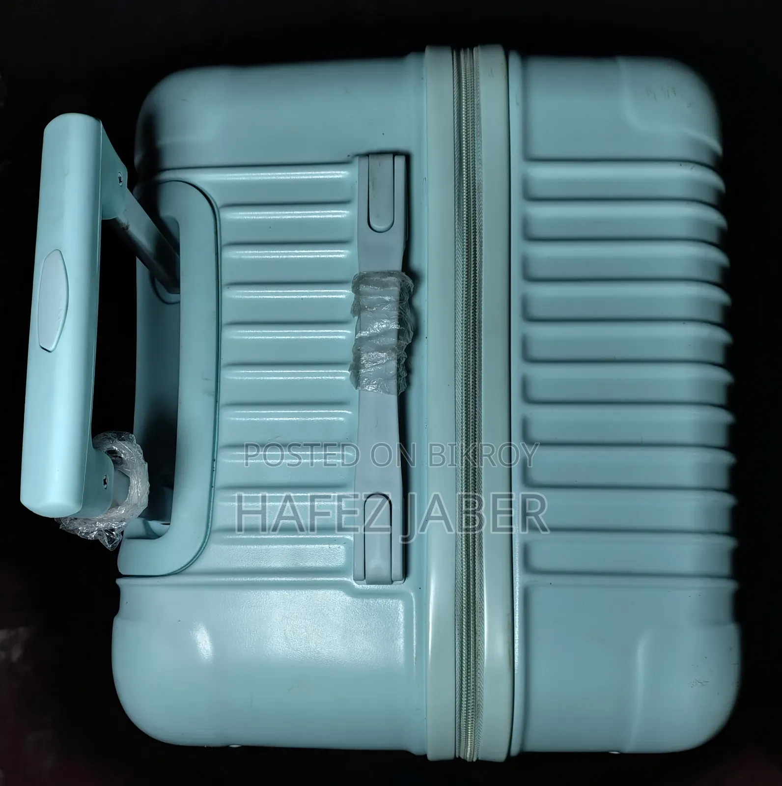 Foreign Checked-in Large Luggage