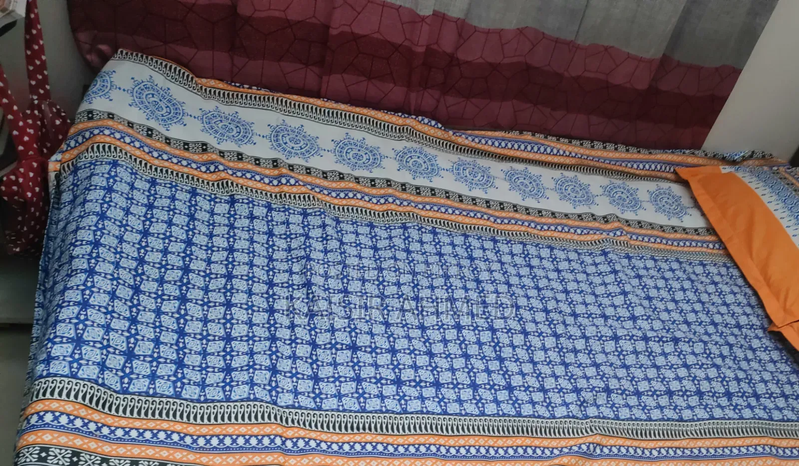 একটি লোহার খাট বিক্রি হবে মশারির স্ট্যান্ড সহ।