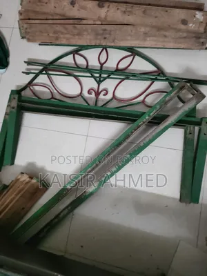 একটি লোহার খাট বিক্রি হবে মশারির স্ট্যান্ড সহ।